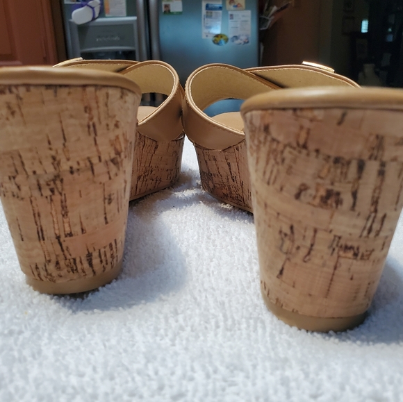 G.C. tan sandals - Picture 5 of 8